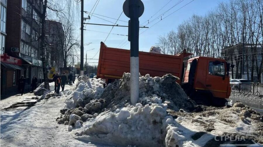 В Брянске продолжают убирать улицы от снега