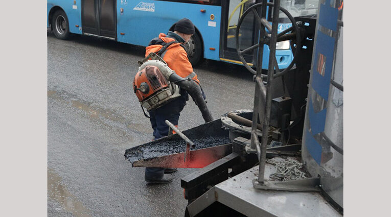 В Брянске ведут ямочный ремонт автодорог