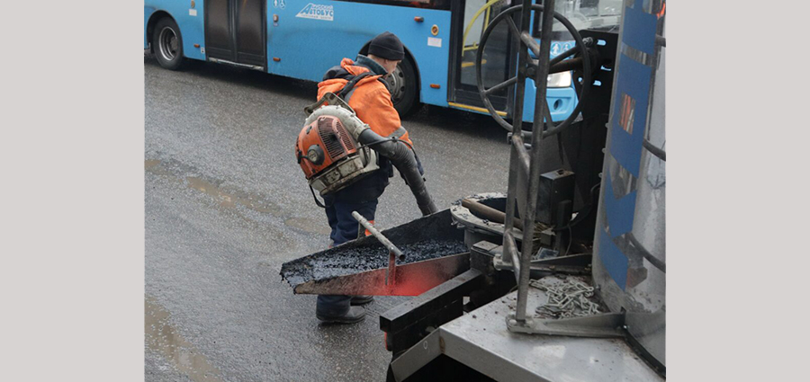В Брянске ведут ямочный ремонт автодорог