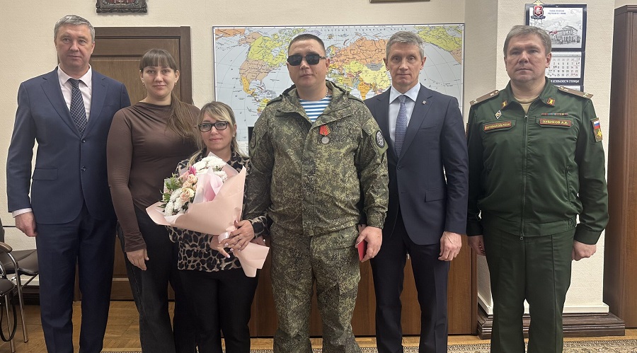 В Клинцах Брянской области наградили ветерана СВО