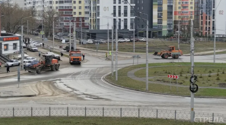 В Брянске продолжается уборка дорог