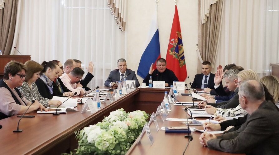 Депутаты Брянской областной Думы провели заседание постоянного комитета