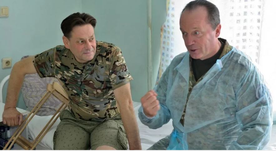 Командир «БАРС-Брянск» Антошин посетил в больнице тяжелораненого бойца