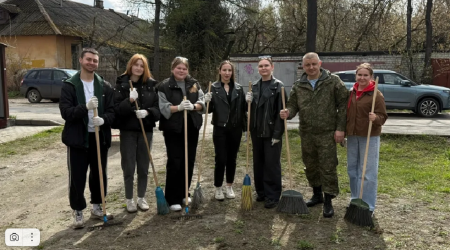В Брянске волонтеры и ветеран СВО Виктор Выдренок приняли участие в субботнике