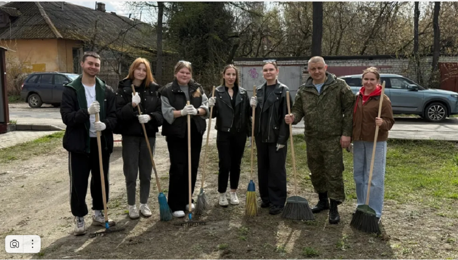 В Брянске волонтеры и ветеран СВО Виктор Выдренок приняли участие в субботнике