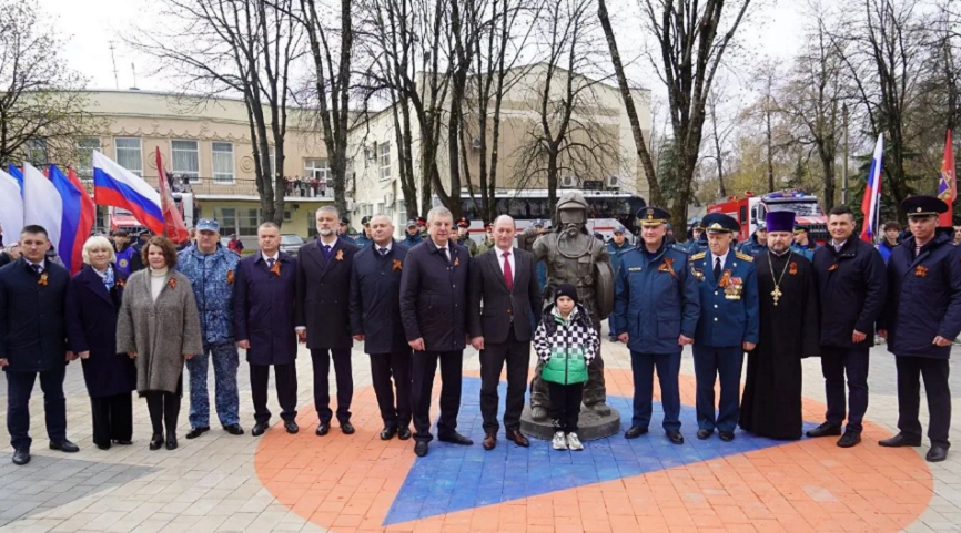 Памятник огнеборцу в Брянске: дань мужеству пожарных