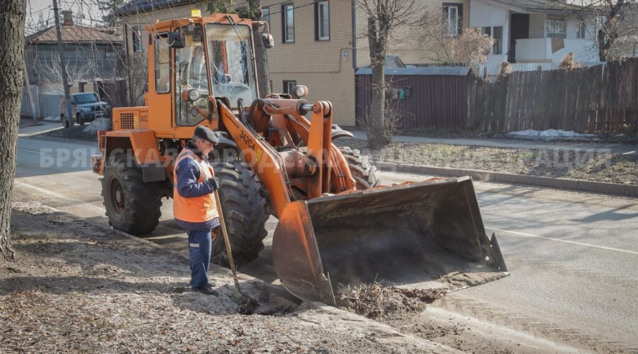 В Брянске проходит весенняя уборка улиц