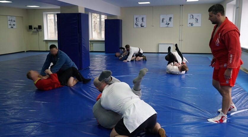 Брянский чемпион мира по самбо Артем Осипенко провёл мастер-класс для росгвардейцев