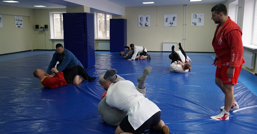 Брянский чемпион мира по самбо Артем Осипенко провёл мастер-класс для росгвардейцев