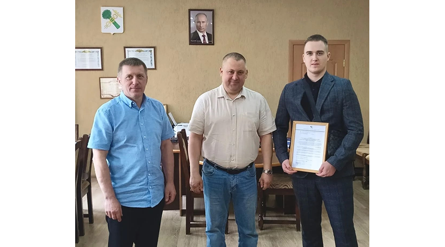 В Новозыбкове сироте вручили жилищный сертификат