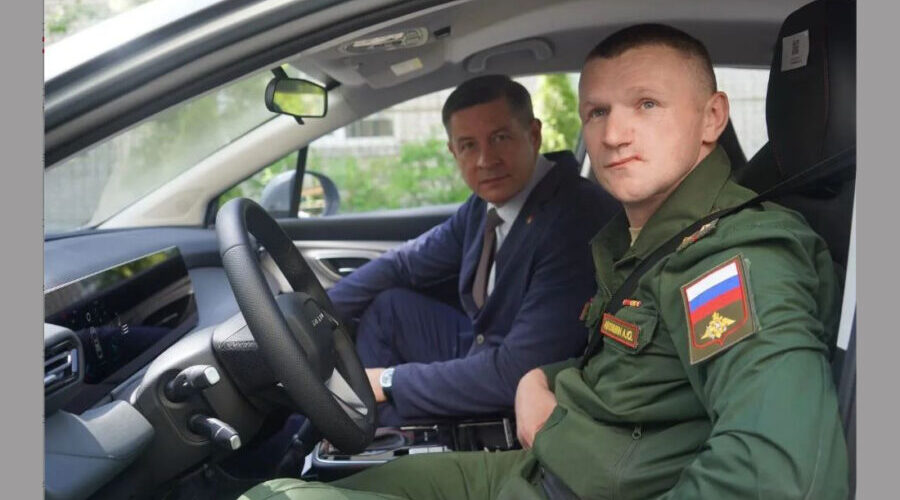Врио Губернатора Брянской области Егор Ковальчук вручил ключи от автомобиля участнику СВО