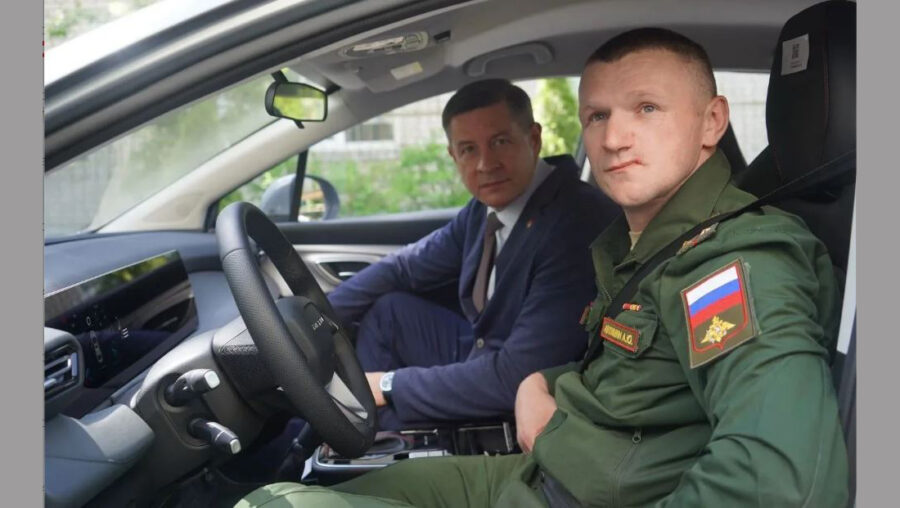 Врио Губернатора Брянской области Егор Ковальчук вручил ключи от автомобиля участнику СВО