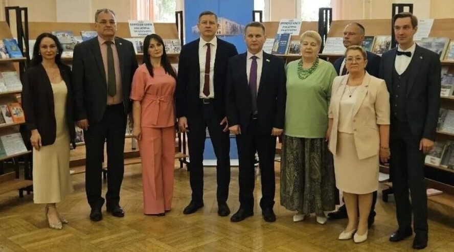 Егор Ковальчук посетил Брянскую областную научную универсальную библиотеку им. Ф.И. Тютчева