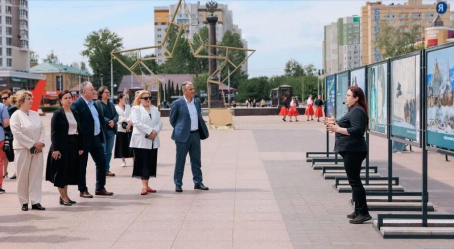 В Брянске работает уличная выставка «Народов многих светлый дом…»
