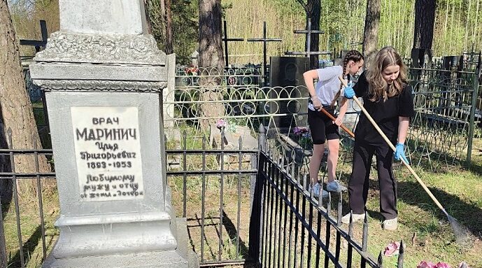 Волонтеры  «Движения Первых» привели в порядок памятное место