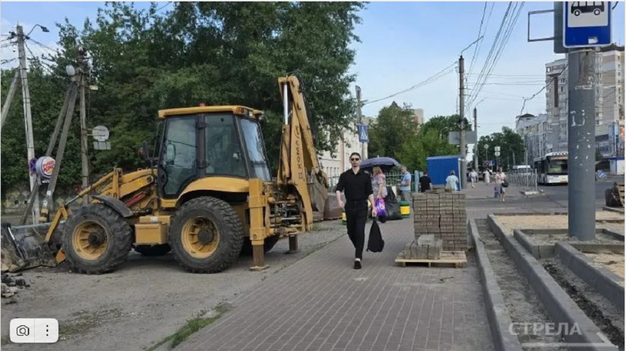 В Брянске у автовокзала ремонтируют дорогу