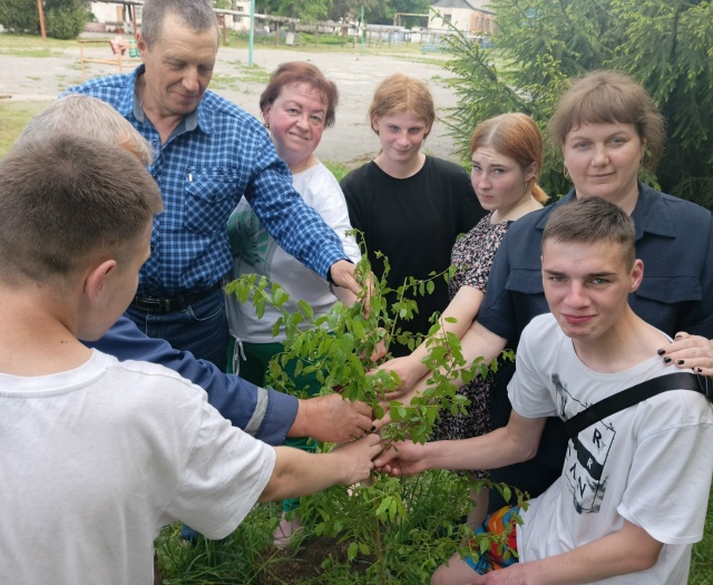 Злынковские студенты присоединились к акции «Сад — Связь поколений» 