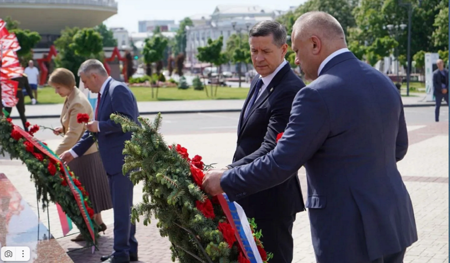 В Гомеле Егор Ковальчук возложил цветы к танку Т-34