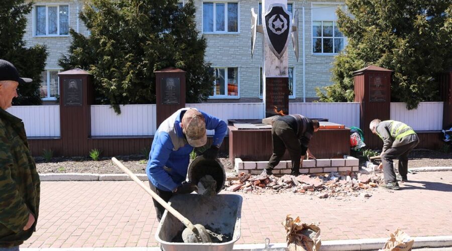 Благоустройство памятников в Комаричах ко Дню Победы