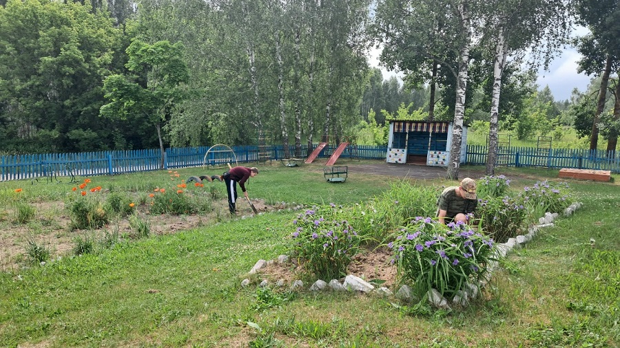 В Малощербиничской ООШ приводят в порядок клумбы
