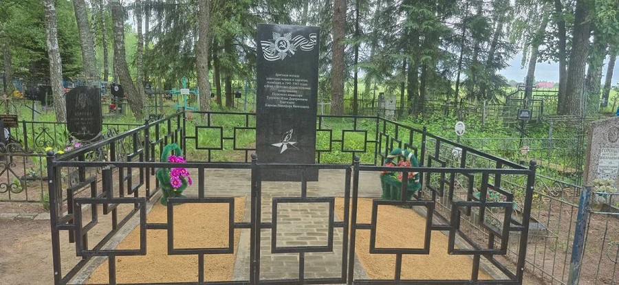 В селе Селечня Брянской области отремонтировали братскую могилу