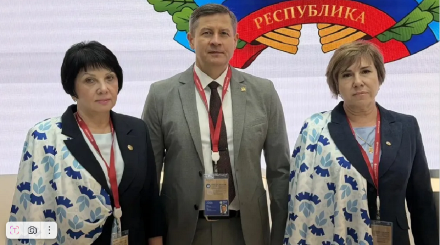 Врио губернатора Егор Ковальчук осмотрел стенд ЛНР на экономическом форуме