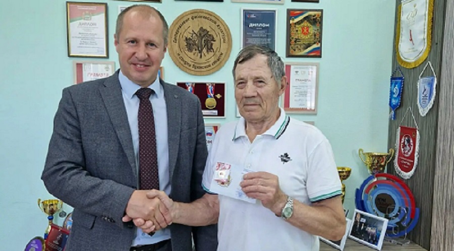 Брянский пенсионер Анатолий Лаврушин получил золотой знак ГТО