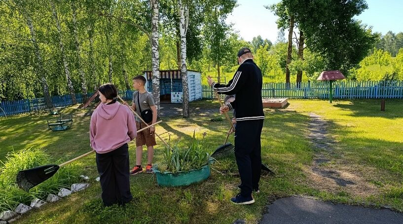 Школьники из Малошербиничской ООШ проходят трудовую практику