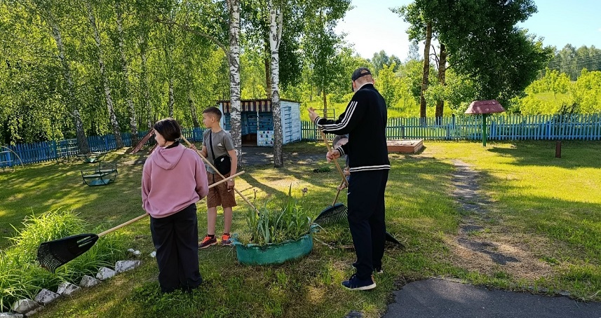 Школьники из Малошербиничской ООШ проходят трудовую практику
