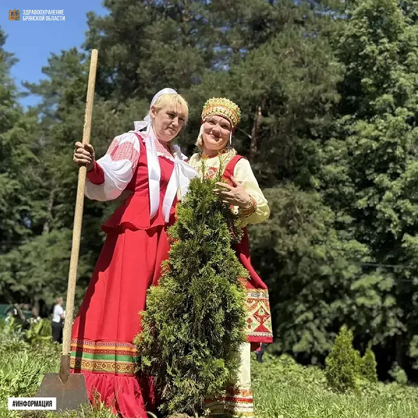 В Унече Брянщины медики высадили саженцы деревьев в народных костюмах
