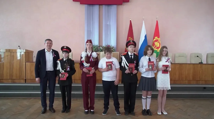Врио Губернатора Брянщины вручил паспорта юных гражданам