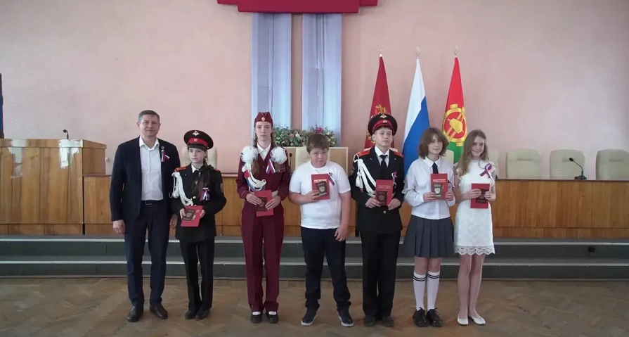 Врио Губернатора Брянщины вручил паспорта юных гражданам