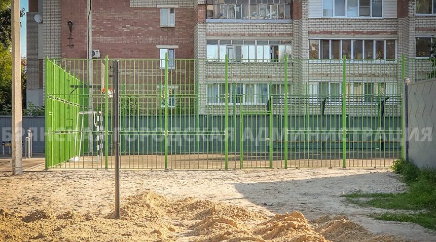 В Брянске  завершается строительство «умной» спортивной площадки