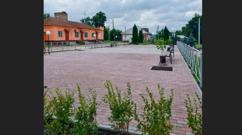 На Брянщине в селе Великая Топаль благоустроили площадь «Связь поколений»