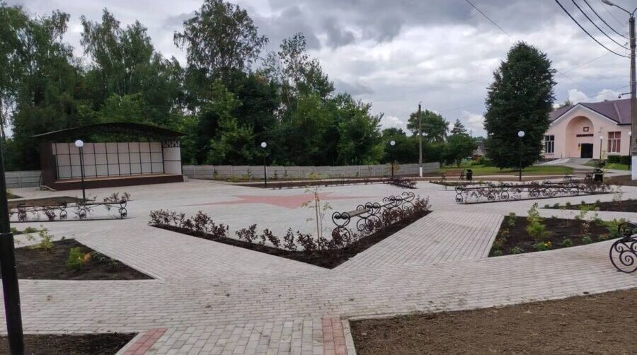 В брянских Выгоничах завершились работы по благоустройству Аллеи Славы