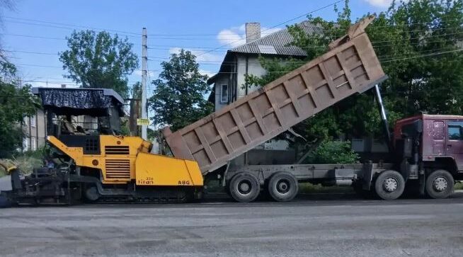 Брянские специалисты восстанавливают дороги в подшефной Брянке