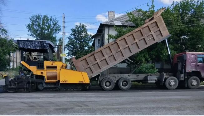 Брянские специалисты восстанавливают дороги в подшефной Брянке