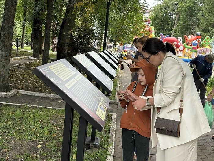 В брянском парке Толстого деревянные скульптуры «заговорили» с посетителями
