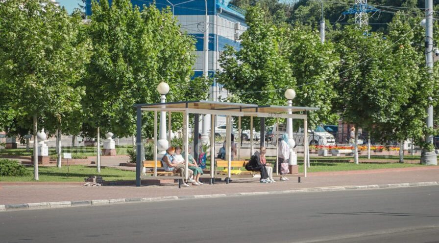 В Брянске на улице Калинина монтируют новые остановки  