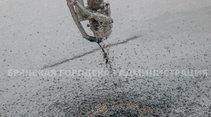 В Брянке за день дорожники залатали более 300 кв. метров повреждённого асфальта