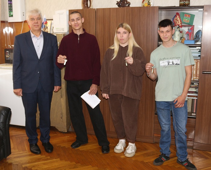 Злынковские дети сироты получили ключи от новых квартир