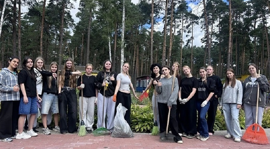 Трудовая профильная смена для подростков стартовала в лагере «Огонёк»