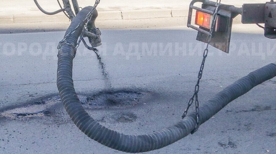 В Брянске продолжается ямочный ремонт дорог