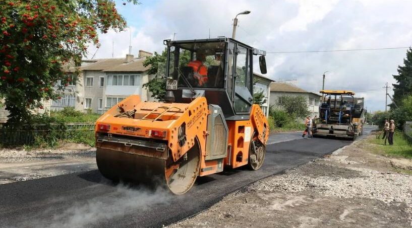 В брянских Комаричах ремонтируют дорожное покрытие на улице Калинина