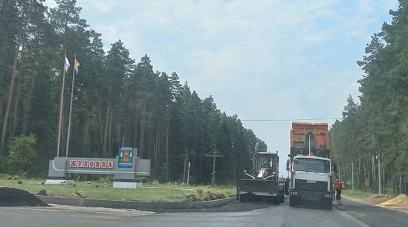 В Жуковском округе Брянской области ремонтируют  автомобильную дорогу «Брянск — Смоленск» — Жуковка