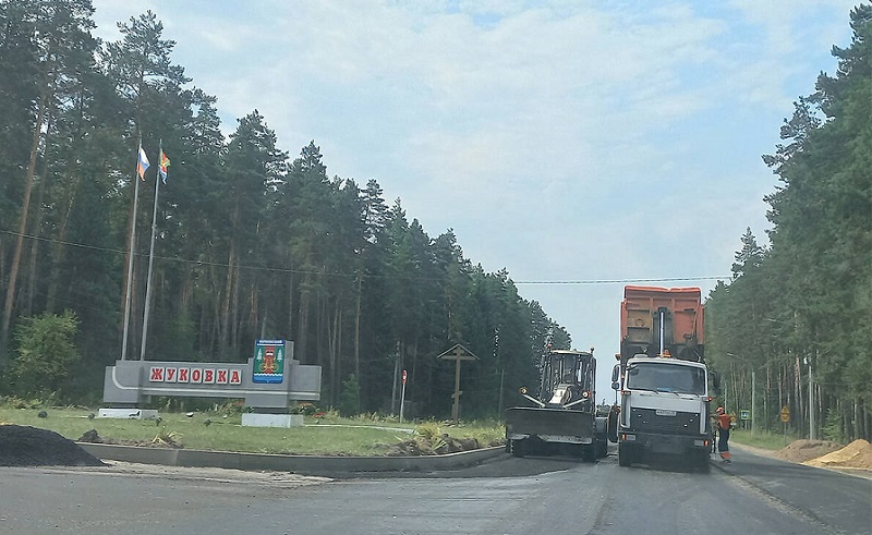 В Жуковском округе Брянской области ремонтируют  автомобильную дорогу «Брянск — Смоленск» — Жуковка