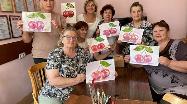 Злынковские участники «Активного долголетия» продолжают занятия по рисованию