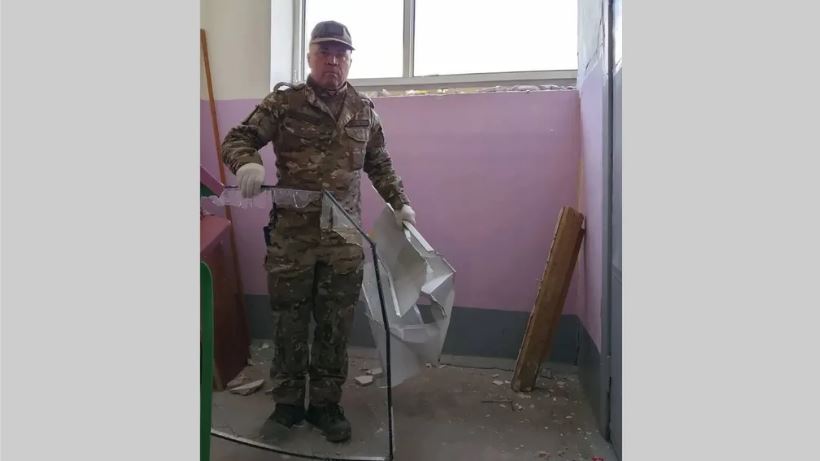 «Барсовцы» помогают устранять последствия обстрела жилого дома