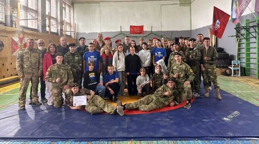В «Витязе» прошла встреча брянских детей из лагеря «Лесной» с настоящими героями