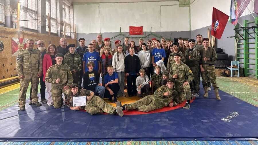 В «Витязе» прошла встреча брянских детей из лагеря «Лесной» с настоящими героями